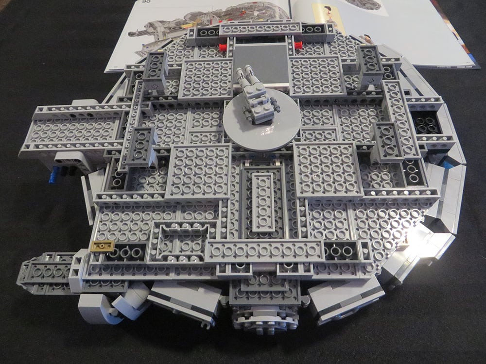 Lego-Millennium-Falcon-10-KT