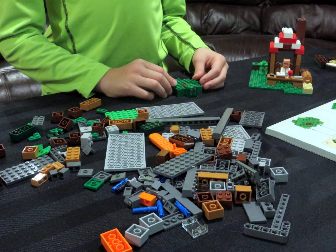 Lego-Minecraft-The-Village-21128-building